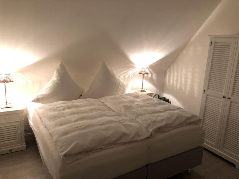 Reetdachhaus Seasons Mit Kamin & Sauna Gross Schwansee Ngoại thất bức ảnh
