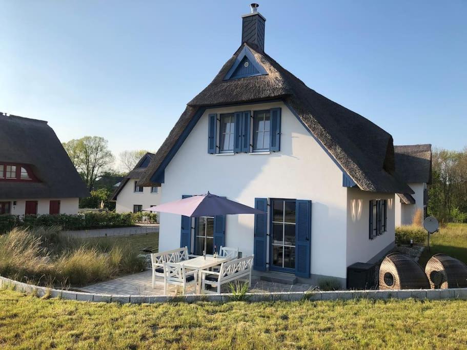 Reetdachhaus Seasons Mit Kamin & Sauna Gross Schwansee Ngoại thất bức ảnh